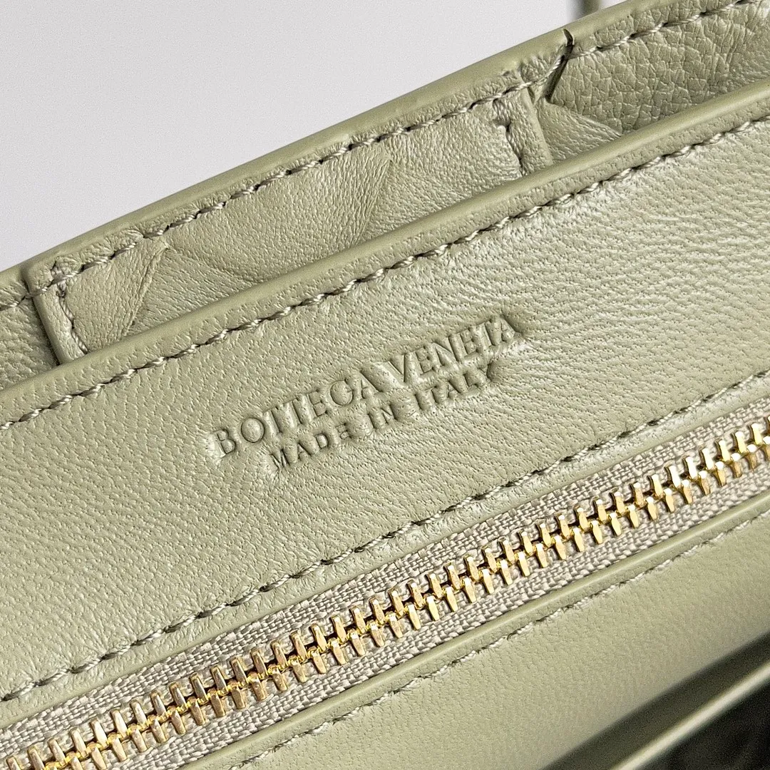 The 2023 new Andiamo batch of 1860 BV has been shipped‼ ️Really popular🔥The new Andiamo woven handbag launched by Bottega Veneta this season is really popular all over the world! ! Celebrities at home and abroad have worn it, and Oscar-winning actress Michelle Yeoh has taken it out on the street. Song Jia, Trai Yara, Yu Feihong, Sanji Ayaka, Rosie Hunting-Whiteley, Yoshioka Riho, etc. have all picked up this bag. It is classic and versatile, showing off its temperament, and the bag capacity is also large, which is very convenient for daily commuting! ! A variety of carrying methods, the shoulder straps can be adjusted by yourself, the original lambskin feels soft and delicate, and the neutral style is made to break gender boundaries and bring a more practical and longer-lasting use experience. Andiamo, which has both elegant and casual styles, perfectly interprets the true appearance of "fashionable old money style". Style number: 743568 Size: 25*22*10.5cm